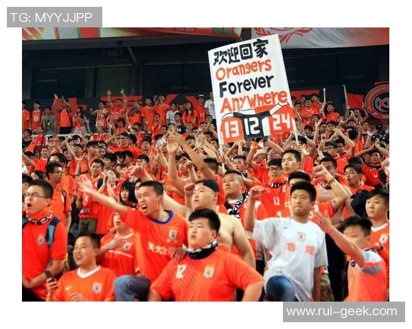 用足球球星名字串联成歌词诉说绿茵场上的热血与梦想