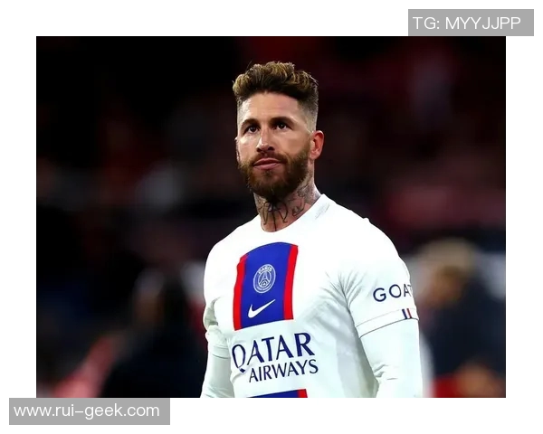 足球巨星射门后潇洒走路瞬间展现自信风采与独特魅力 足球巨星射门后潇洒走路瞬间展现自信风采与独特魅力