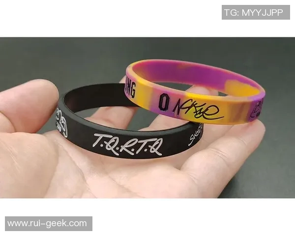 足球球星亲手编织手环传递力量与温暖点亮球迷心中的希望 足球球星亲手编织手环传递力量与温暖点亮球迷心中的希望