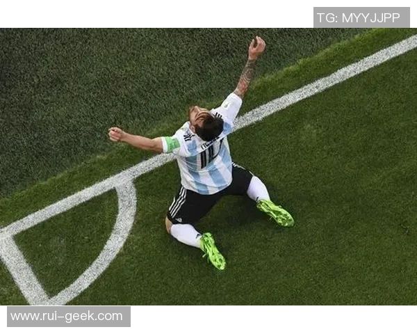 足球明星日常穿搭揭秘:他们最爱的休闲鞋款式与搭配风格分析 足球明星日常穿搭揭秘:他们最爱的休闲鞋款式与搭配风格分析