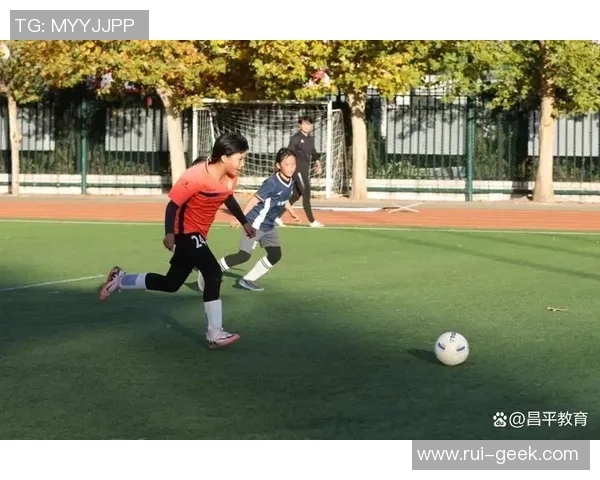 近距离感受足球巨星的力量与技巧 射门瞬间的震撼与美学